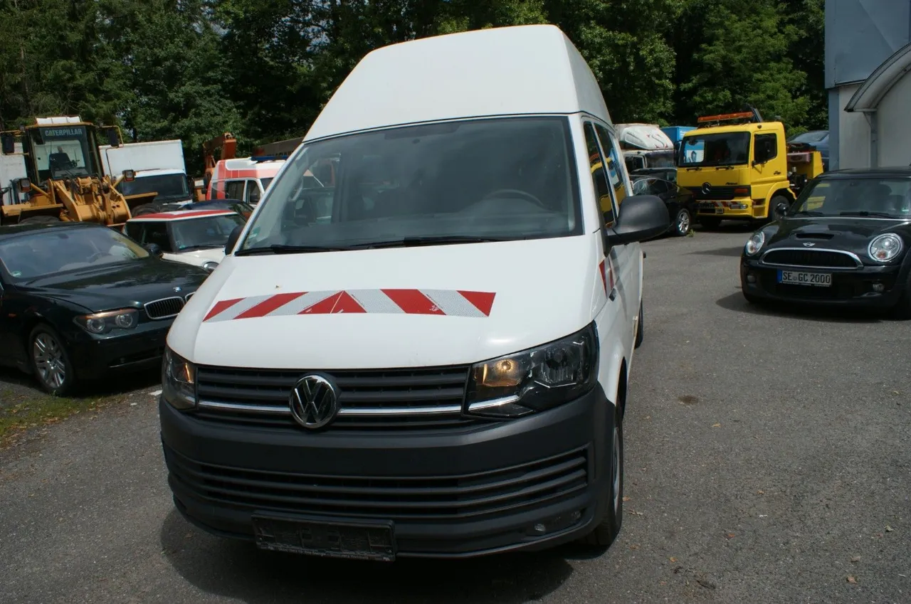 VW T6 Transporter mit Werkstattausrüstung