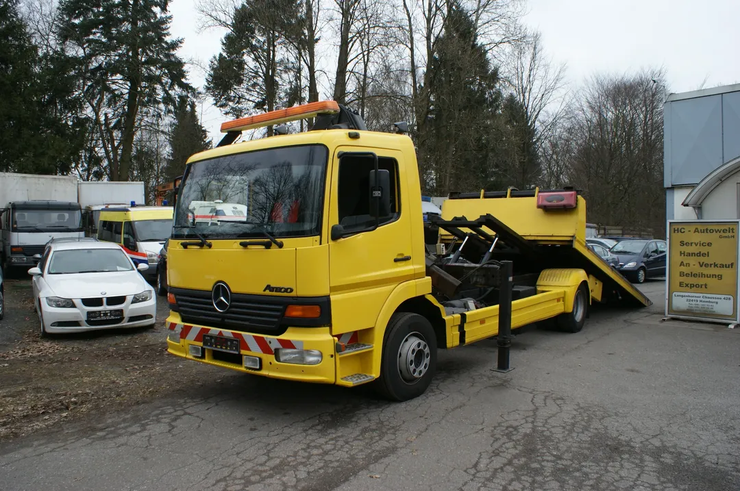 Abschleppfahrzeug der HC Autowelt GmbH mit aufgeladenem Fahrzeug