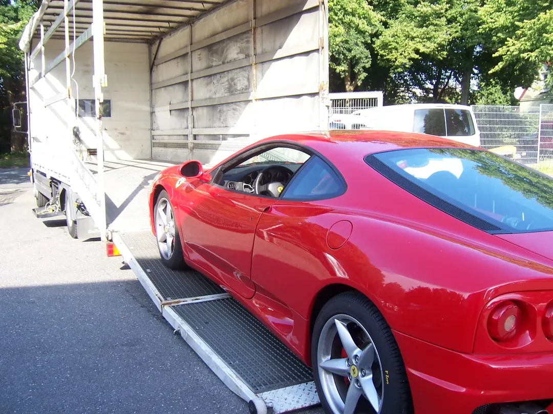 Abschleppservice der HC Autowelt GmbH im Einsatz mit Sportwagen