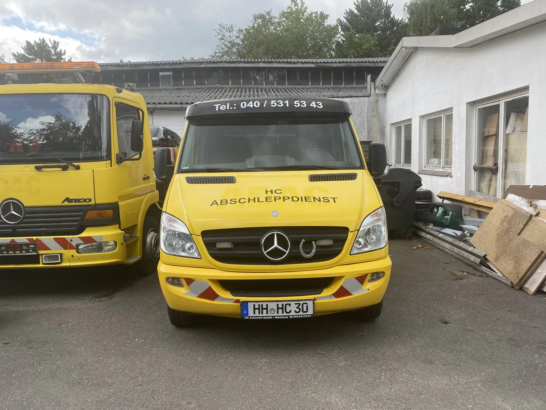 Frontansicht des Abschleppfahrzeugs der HC Autowelt GmbH