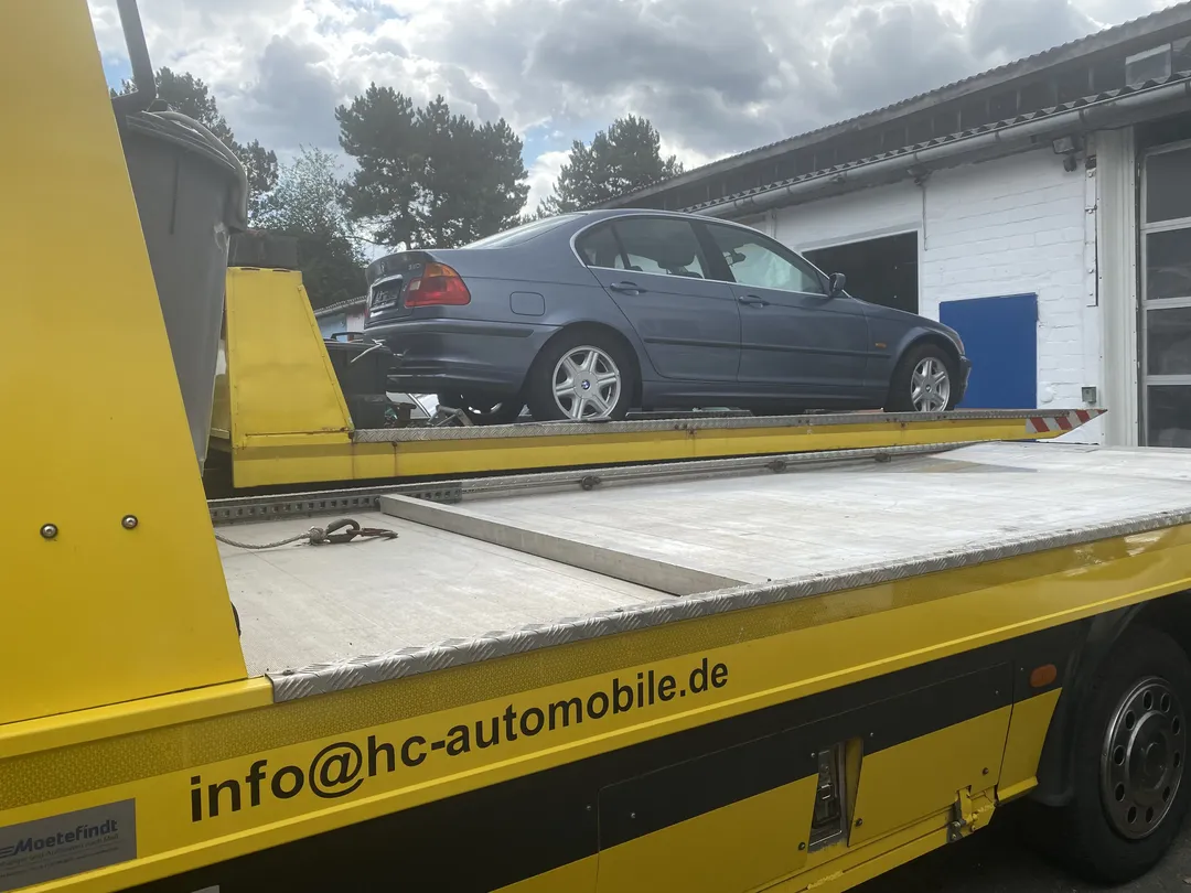 Seitliche Ansicht des Abschleppfahrzeugs der HC Autowelt GmbH